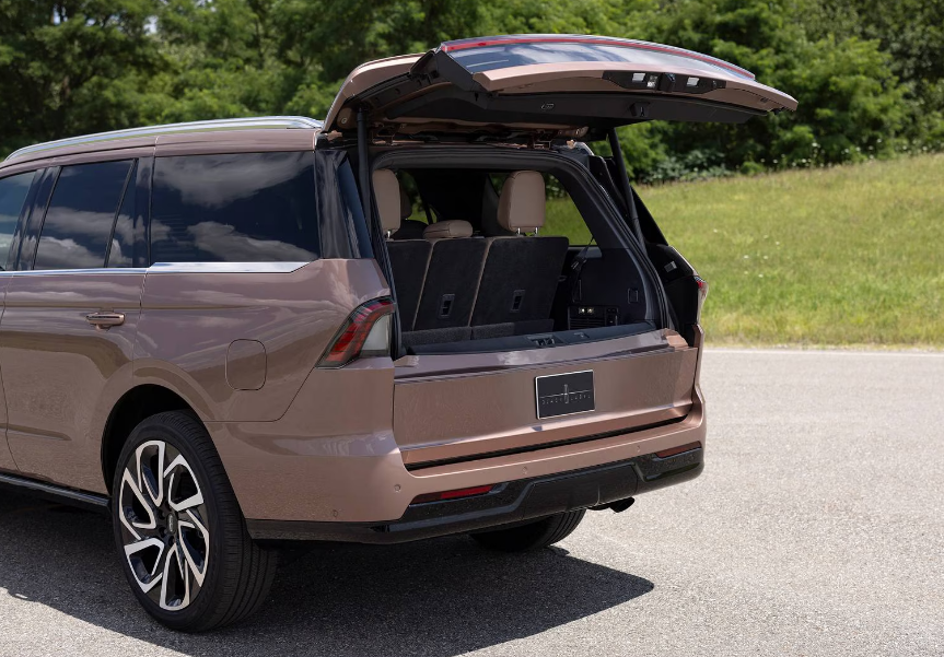 2026 Lincoln Navigator Exterior 2