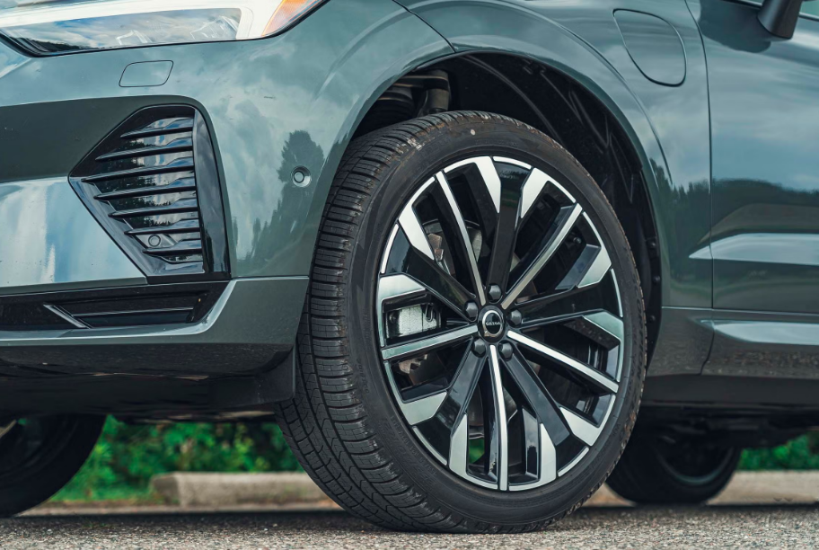 2026 Volvo XC60 Hybrid Wheels and Tires 4