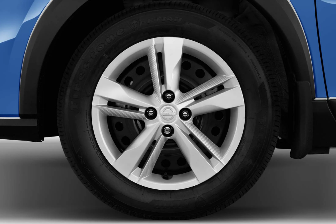2025 Nissan Kicks Play TIRE