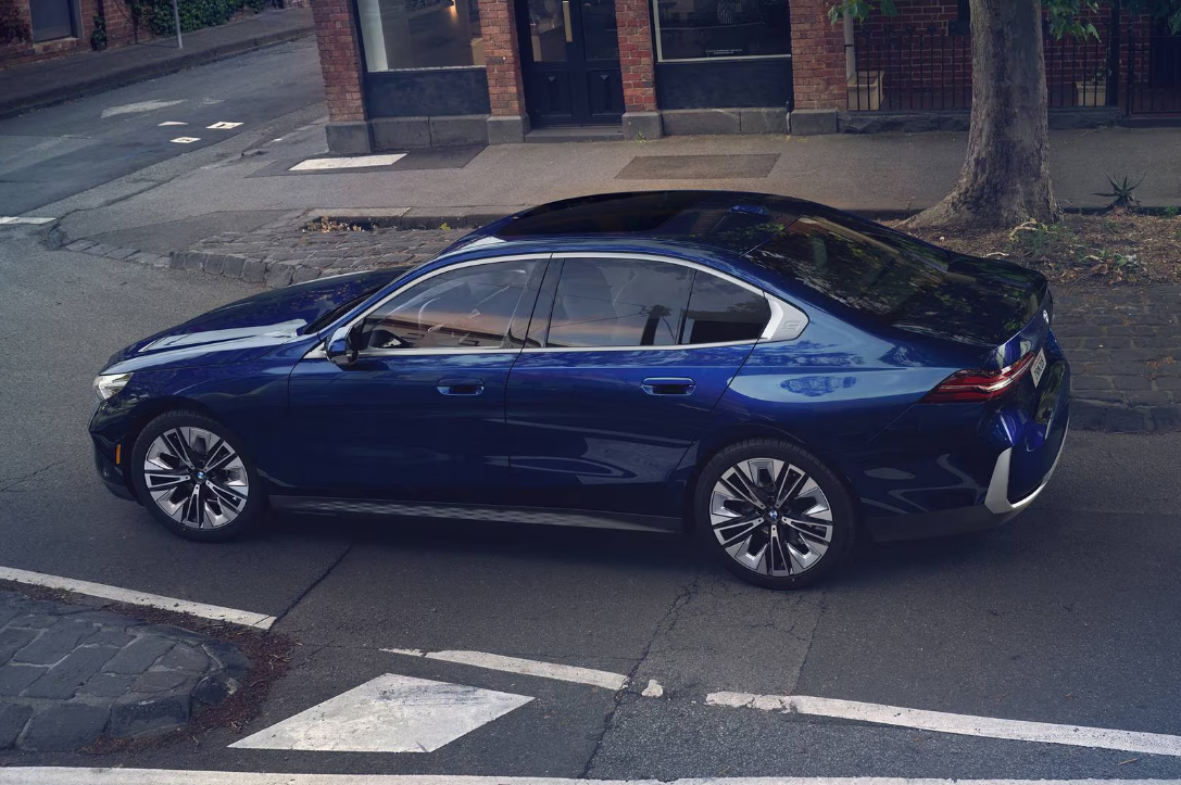 BMW 5 SERIES 2025 exterior