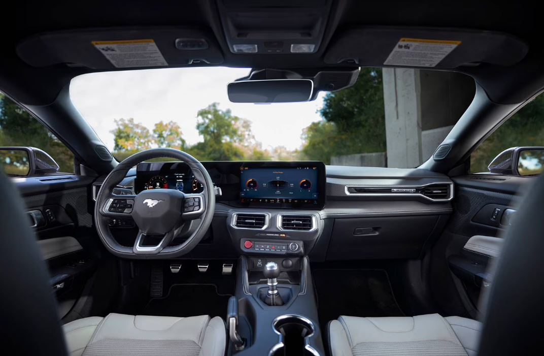 Ford Mustang 2025 INTERIOIR 1