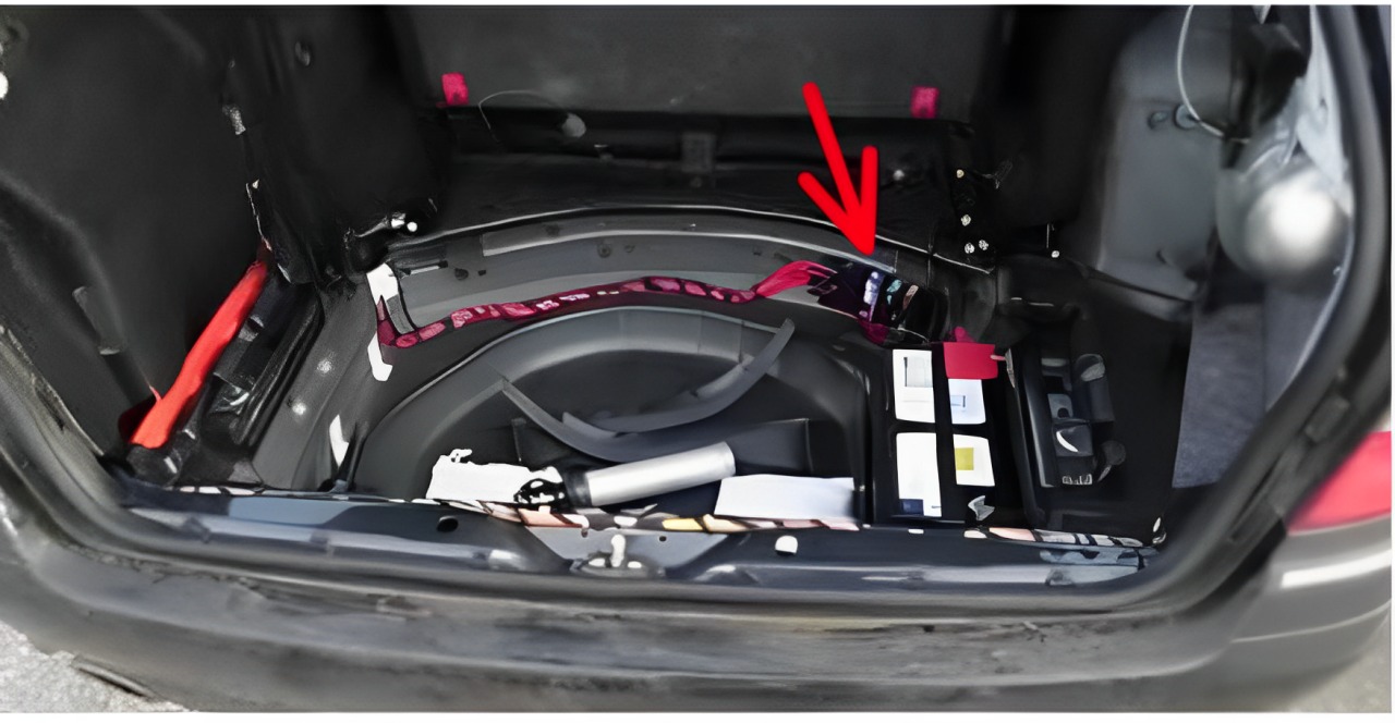 Fuse Box Location and Diagrams Guide Mercedes-Benz E-Class (2003 - 2009) Fig 5