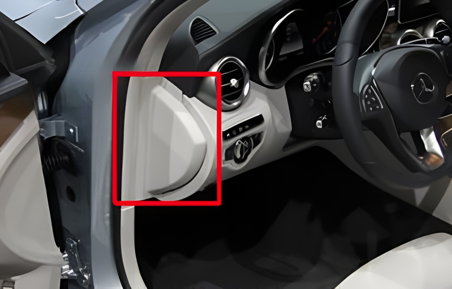 Mercedes-Benz C-Class Fuse Box Diagrams and Location FIG-1