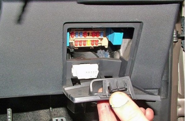 Nissan (Qashqai & Rogue Sport) Fuse Box Location and Diagrams User Guide (2007 - 2013) fig 1