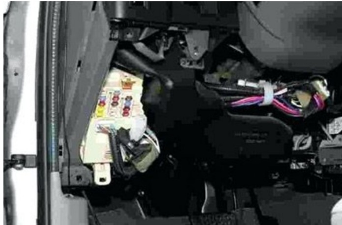 Toyota Hilux Fuse Box Location and Diagrams User Guide (2004 - 2015) fig 2