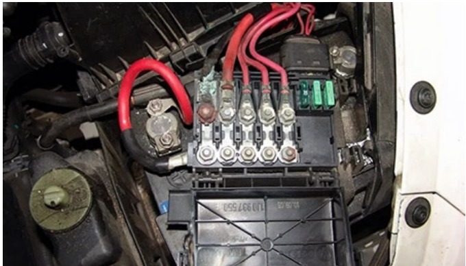 Volkswagen New Beetle Fuse Box Diagrams and Location Guide (1998 - 2011) Fig 2