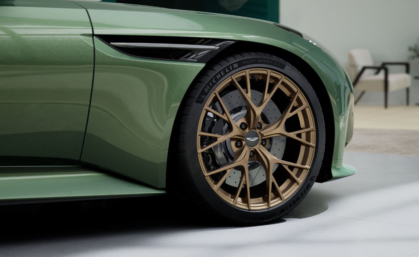 Aston-Martin-DB12-2026-wheel
