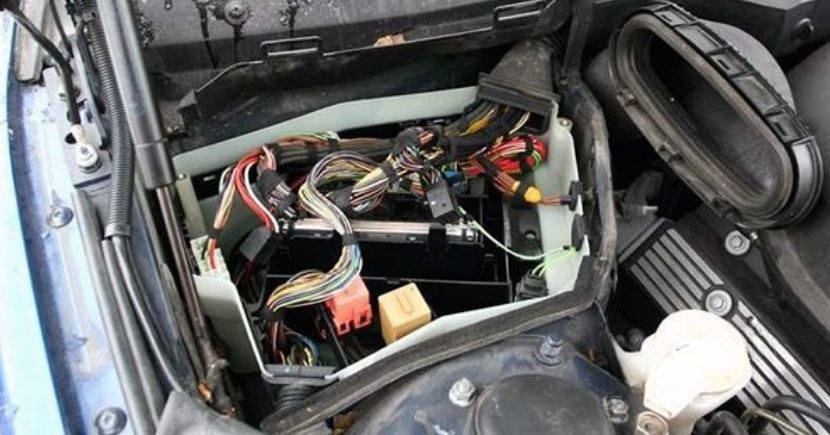 BMW 5-Series E39 (1996 - 2003) ENGINE COMPARTMENT LOCATION
