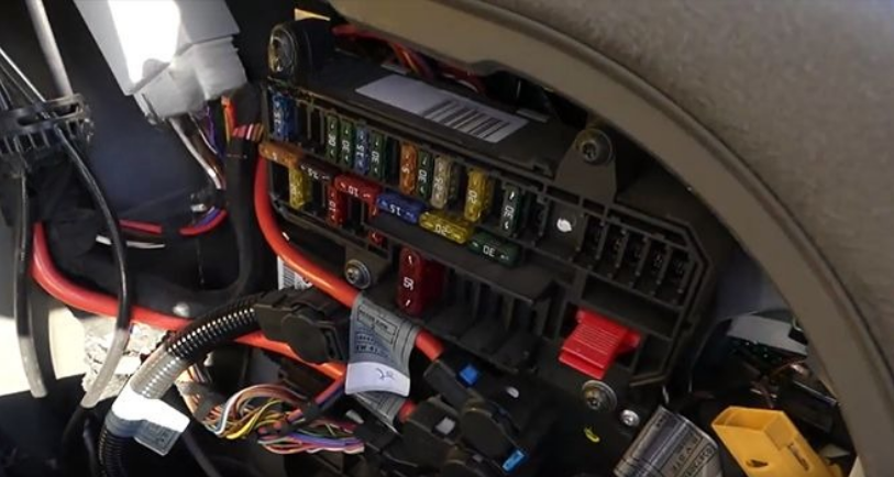 BMW 7-Series E65 - E68 (2002 - 2008) luggage compartment location-2