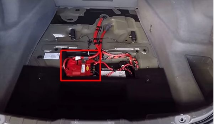 BMW 7-Series F01 - F04 (2009 - 2015) Fuses on the battery