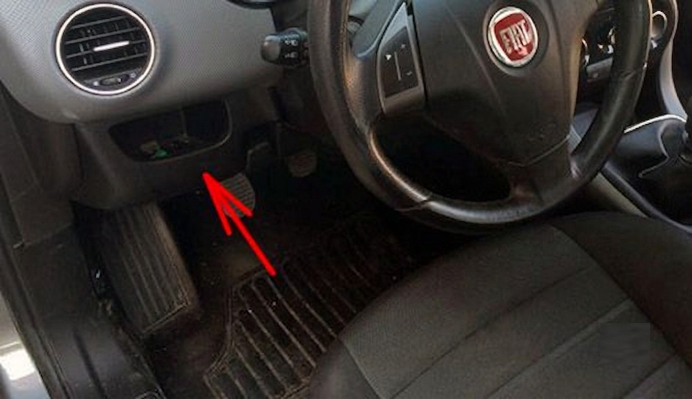 Fiat Bravo (2007 - 2016) Passenger Compartment Fuse Box Location