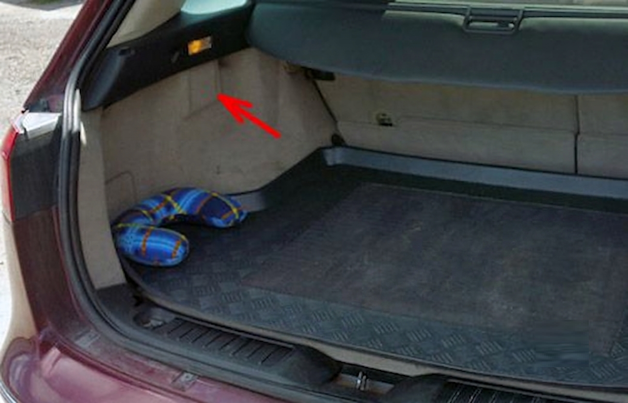 Fiat Croma (2005 - 2011) Luggage Compartment Fuse Box Location