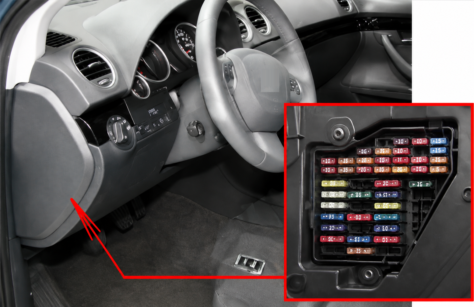 SEAT Exeo (2008 - 2013) Passenger Compartment Fuse Box Location