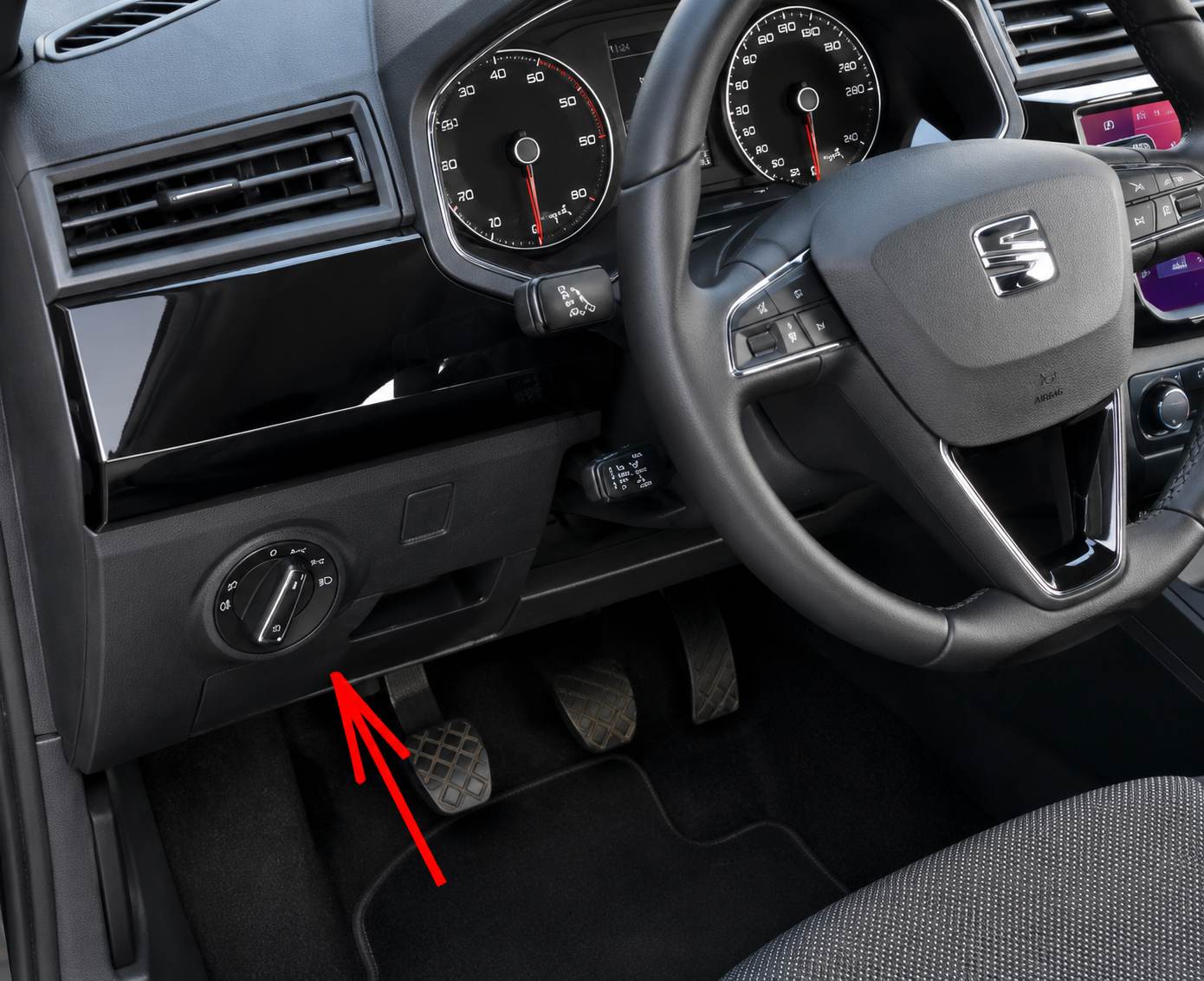 SEAT Ibiza (2017 - 2026) Passenger Compartment Fuse Box Location Fig 1