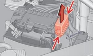 SEAT Mii (2012 - 2020) Engine Compartment Fuse Box Location Fig 2
