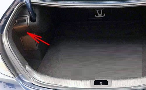 Saab 9-5 (2010 - 2012) Luggage Compartment Fuse Box Location