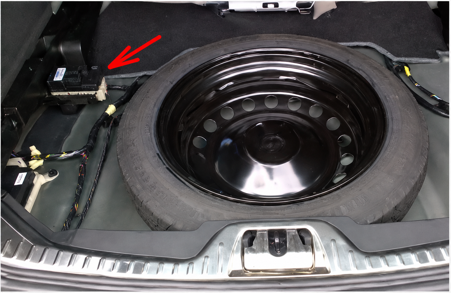 Volvo V60 (2011 - 2018) Luggage Compartment Fuse Box Location Fig 2